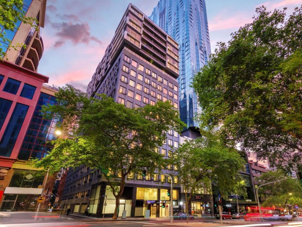 uma cidade com edifícios altos e uma rua com árvores em Brady Apartment Hotel Hardware Lane em Melbourne