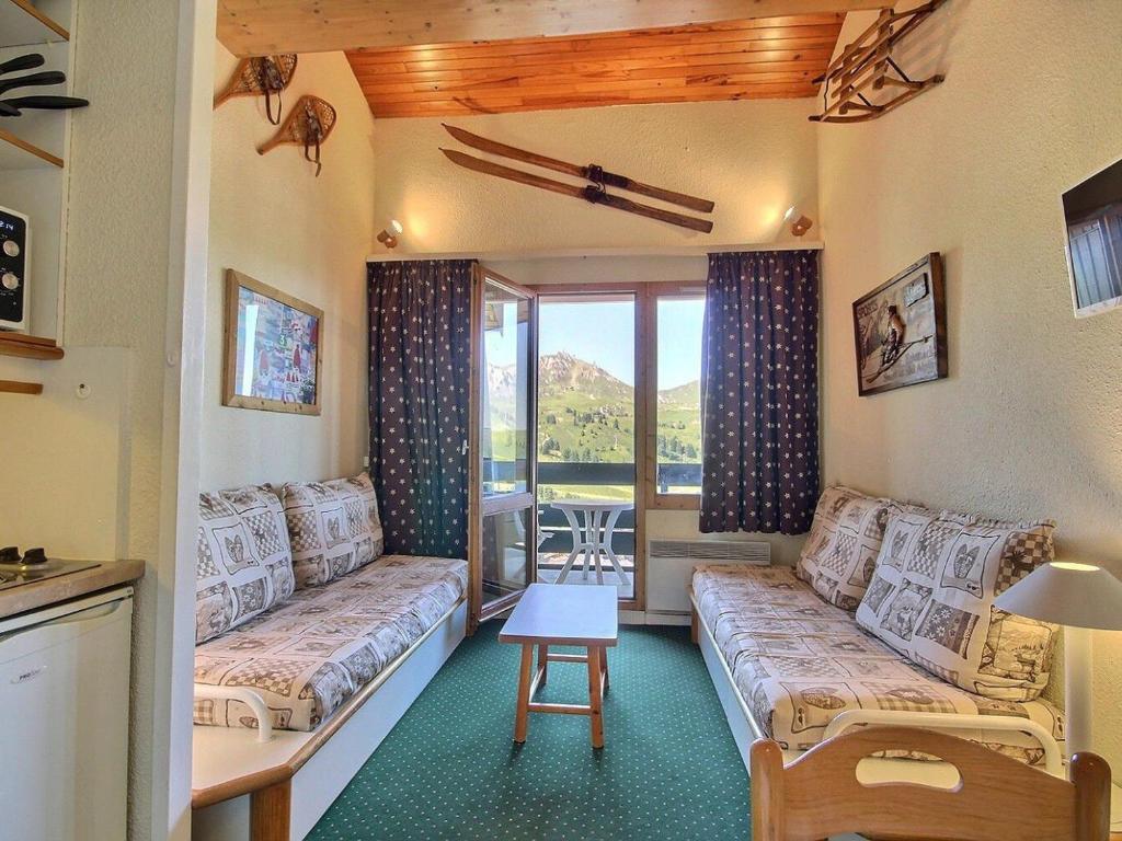 un salon avec un canapé et une table dans l'établissement Studio-cabine équipé au pied des pistes à Belle Plagne - FR-1-455-221, à La Plagne Tarentaise