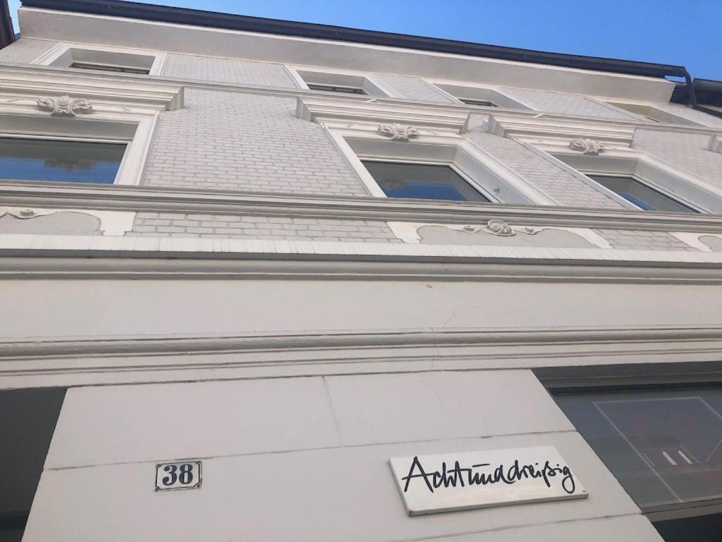 Studio e - Quiet central business one bedroom apartment for 3 guests