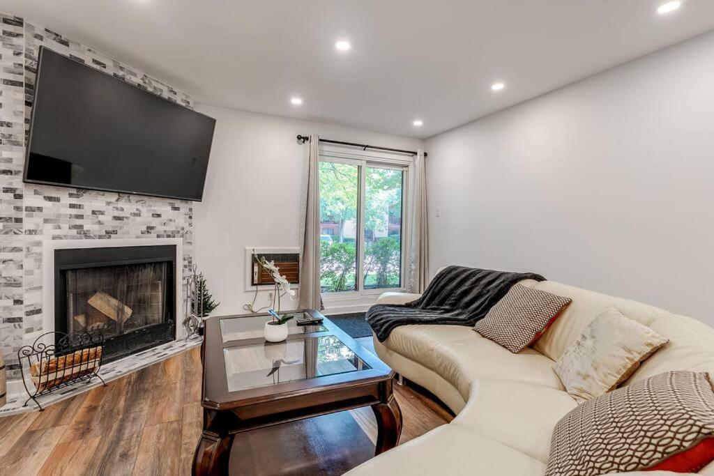 Renovated 2 bedroom condo in Glenn Abbey Oakville, Oakville (updated