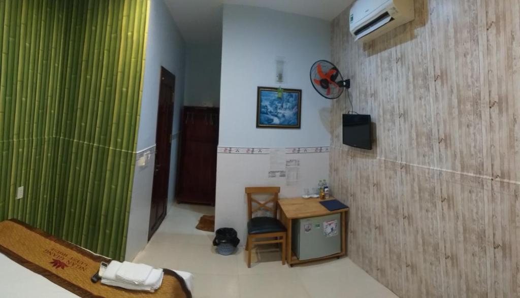 TV a/nebo společenská místnost v ubytování Ngan Giang Guesthouse