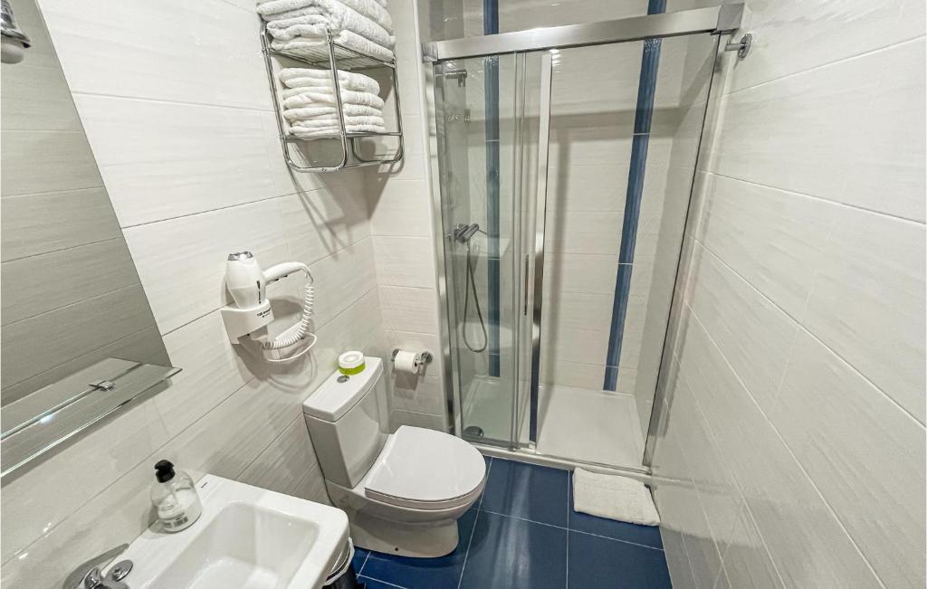 A bathroom at Awesome Apartment In Estepona With Wifi