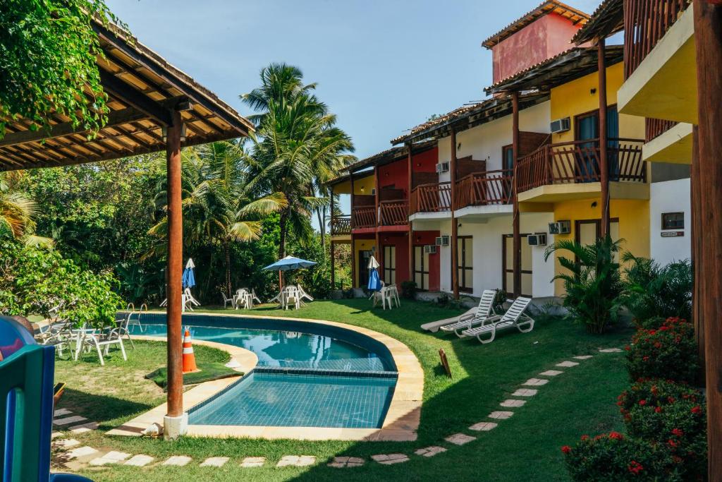a view of the courtyard of a hotel with a swimming pool at Pousada Thalud in Imbassai