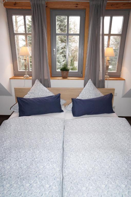 Postel nebo postele na pokoji v ubytování BluGarden Ferienapartments im Spreewald