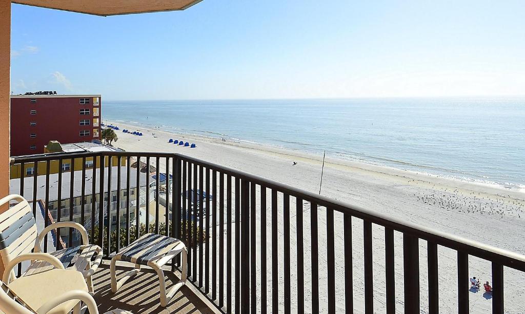 uma vista para uma praia com cadeiras e para o oceano em Emerald Isle 601 em St. Pete Beach