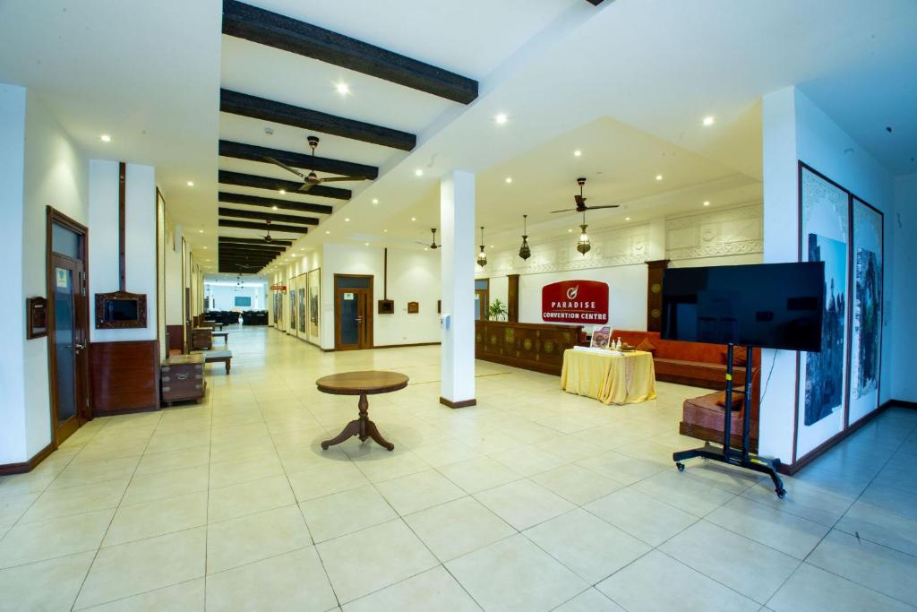 TV a/nebo společenská místnost v ubytování PrideInn Paradise Beach Resort & Spa Mombasa