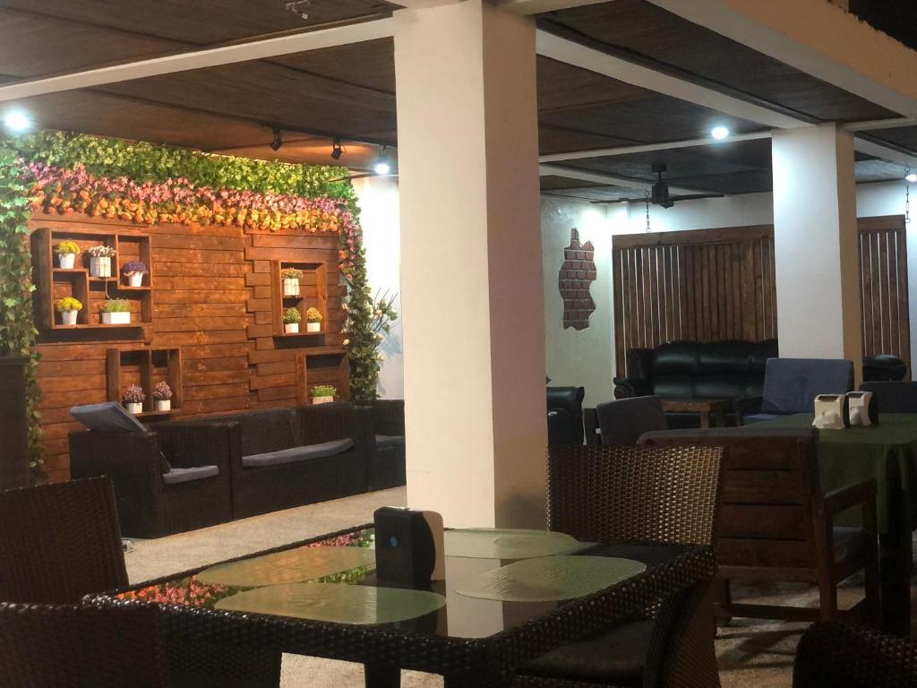 Posezení v ubytování Ettamogah Hotel Inc.