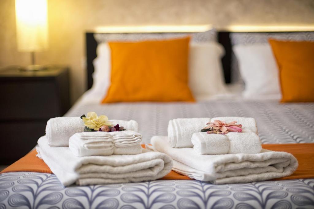 una habitación de hotel con toallas en una cama en Vecchio Treno guest house, en Tívoli