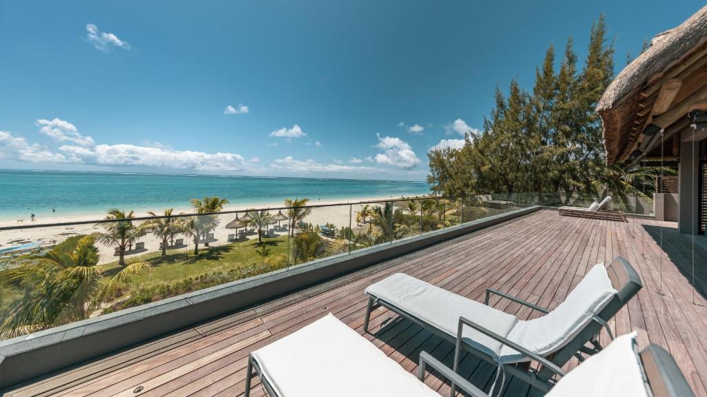 una casa de playa con vistas a la playa desde el balcón en Blue Nest by Horizon Holidays, en Pointe d'Esny