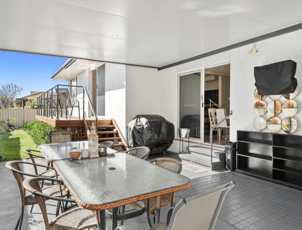 Un comedor con mesa y sillas en un patio. en Guest House On Guy, en Forster