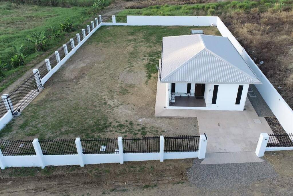 una vista aérea de una casa blanca con una valla en Executive Two Bedroom Villa For Hire in Nadi, en Nadi