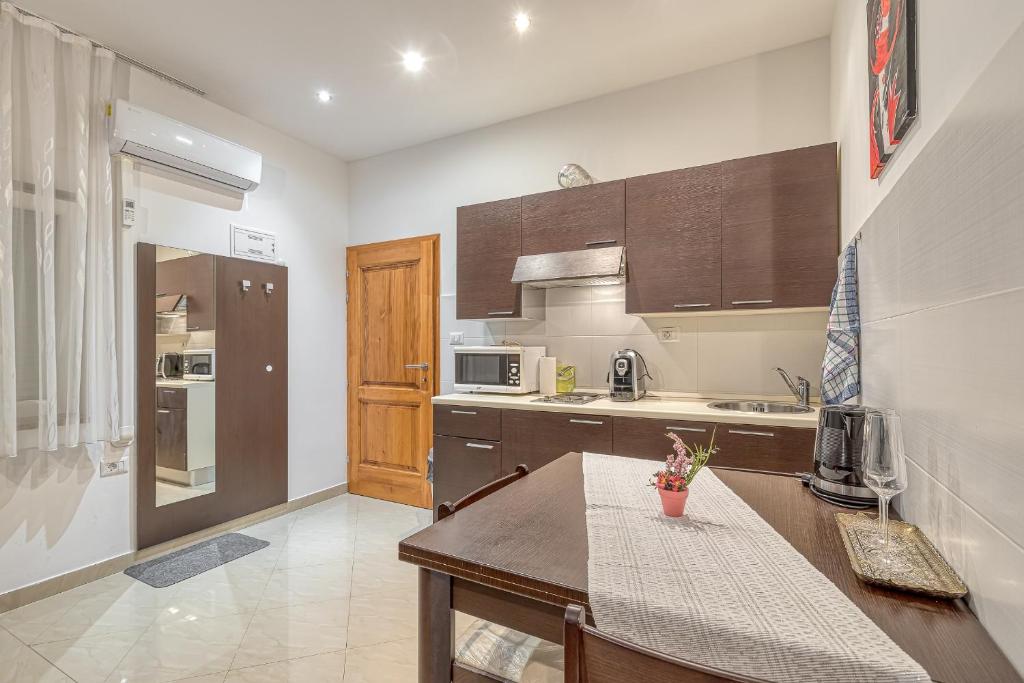 Dapur atau dapur kecil di Apartments Noel Funtana