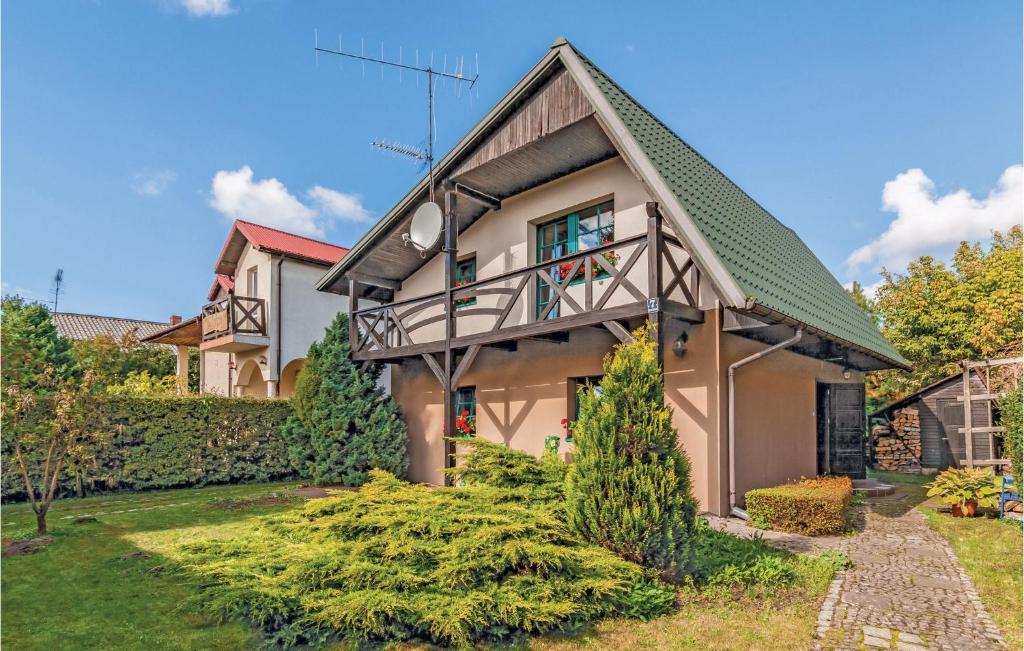 una casa con techo verde en Holiday Home Rowy Ul Bukowa, en Rowy