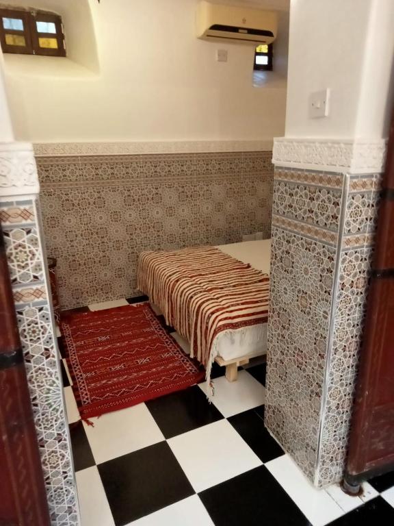 Postel nebo postele na pokoji v ubytování Riad l Ayinn in the heart of Marrakech.