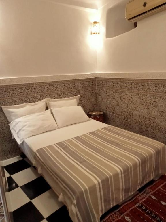 Postel nebo postele na pokoji v ubytování Riad l Ayinn in the heart of Marrakech.