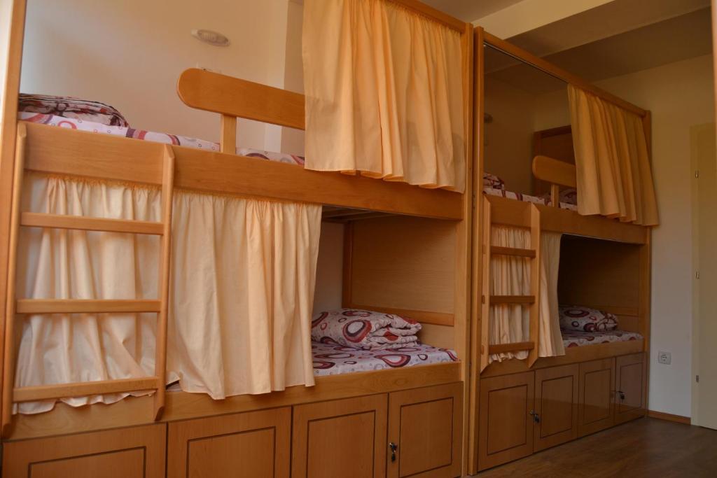 sypialnia z łóżkami piętrowymi i drewnianymi szafkami w obiekcie Hostel Valentin 2 w mieście Skopje