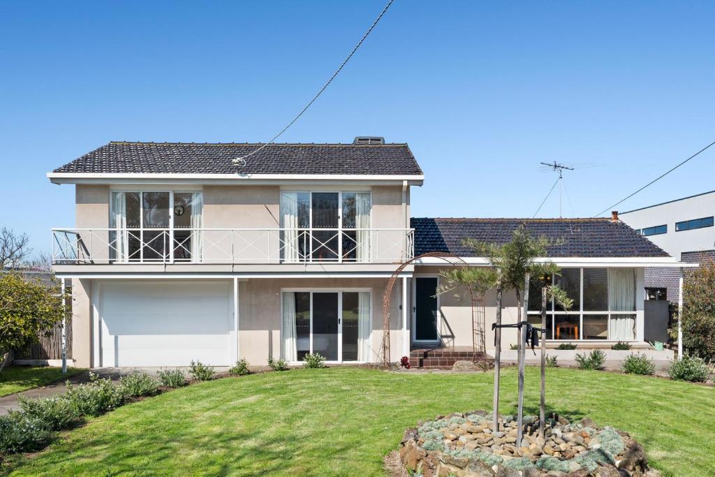 Beachside Retreat, Portarlington (updated prices 2024)