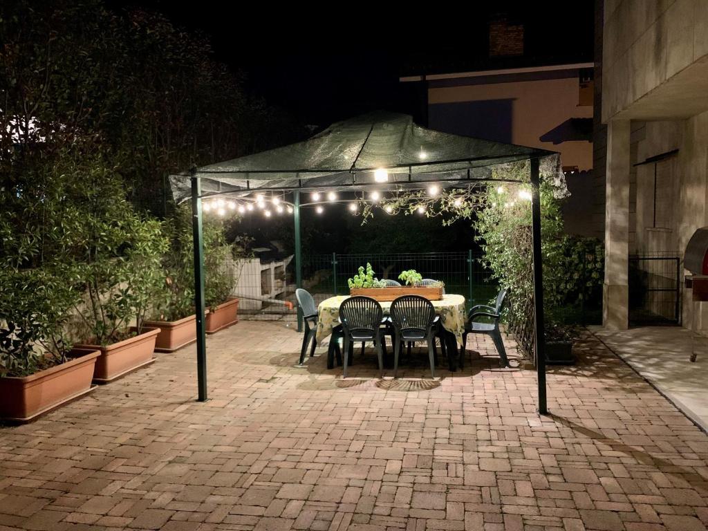 Un patio o zona al aire libre en L'angolo verde apartment