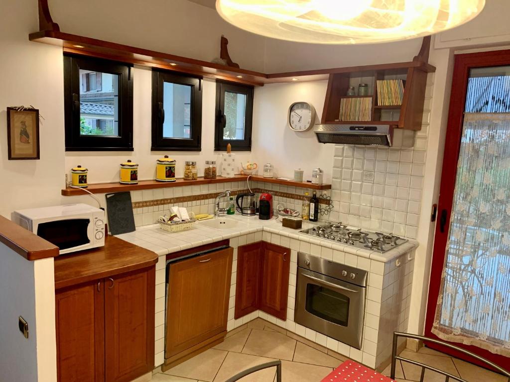 Una cocina o zona de cocina en L'angolo verde apartment