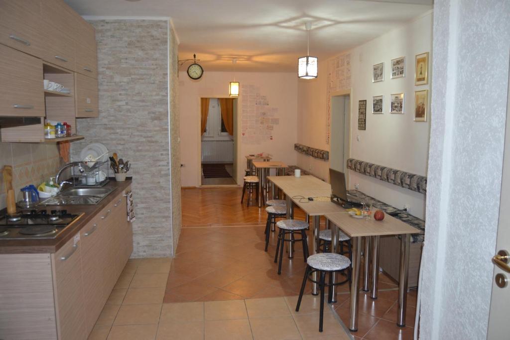 Kuchyň nebo kuchyňský kout v ubytování Hostel Valentin 2