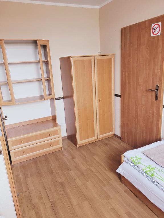 Posteľ alebo postele v izbe v ubytovaní Delmajk - pokoje pracownicze