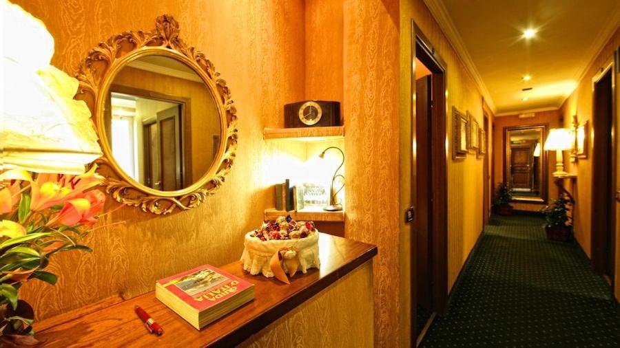 una habitación con espejo y una tarta en una mesa en Vatican Holiday en Roma