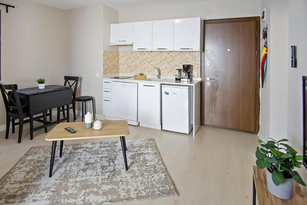 Kép Central and Comfortable Apartment with Shared Pool near Beach in Bodrum szállásáról Bodrumban a galériában
