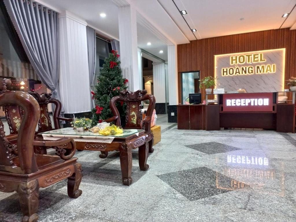 a hotel room with a christmas tree in the lobby at Khách sạn Hoàng Mai in Ấp Thới Thuận (4)