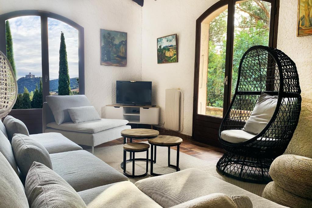 sala de estar con sofá y columpio en Mas de la Croette Collioure en Collioure