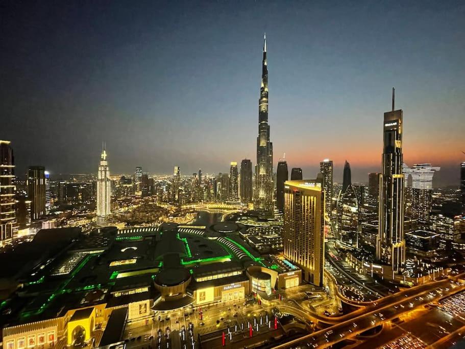 ドバイにあるMagnificent 3BR with Full Burj Khalifa & Fountain viewの夜の大都市の景色
