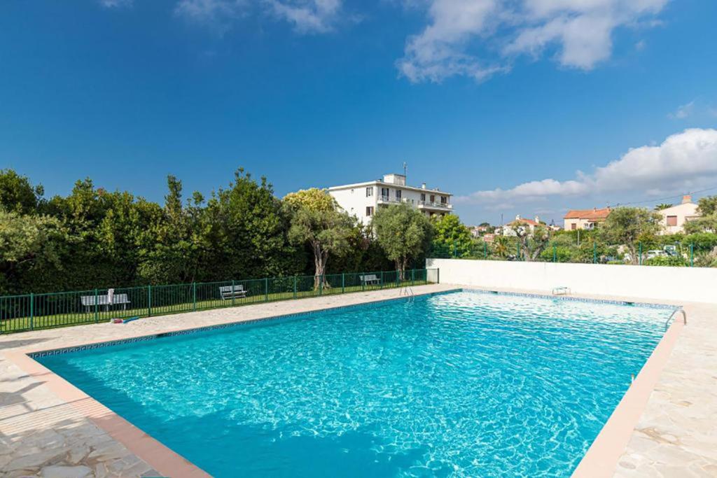 Studio terrasse dans résidence avec piscine - Housity