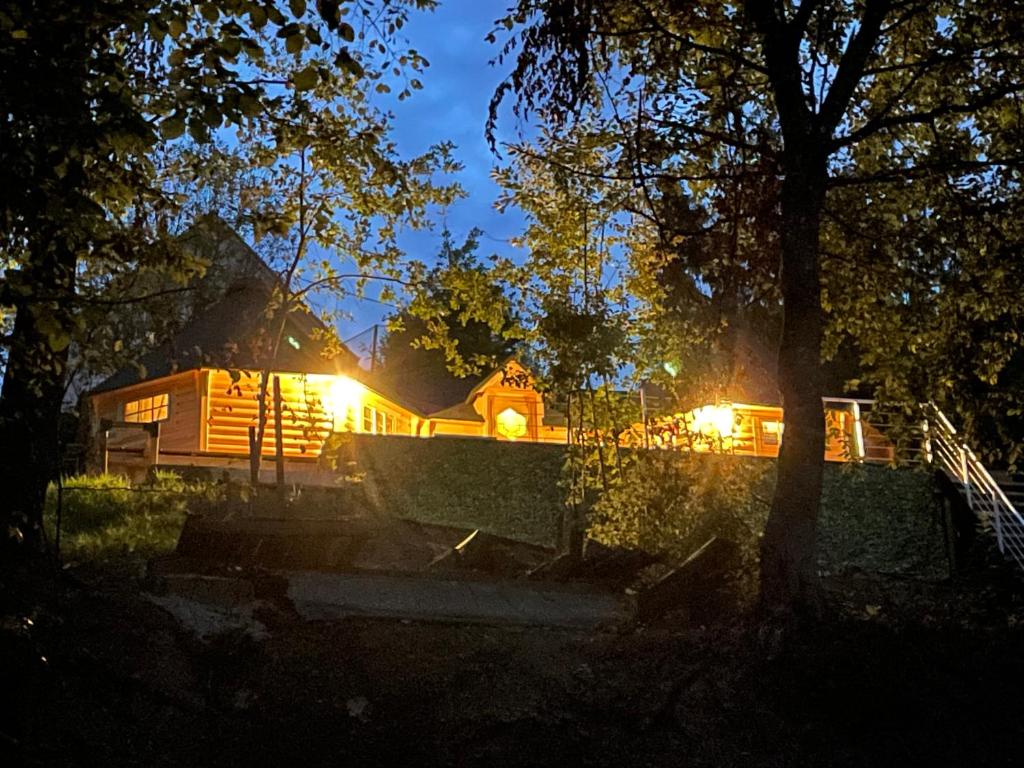 ein nachts beleuchtetes Haus mit Licht in der Unterkunft Alsace kota évasion & Spa la canopée in Mollkirch