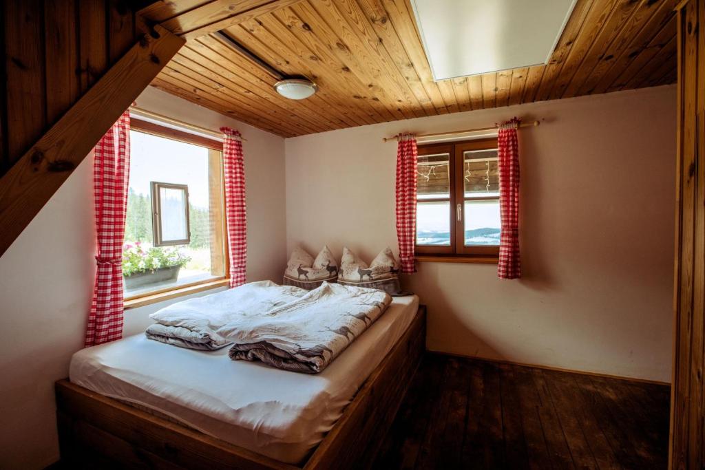 Postel nebo postele na pokoji v ubytování Almhütte Hebalm