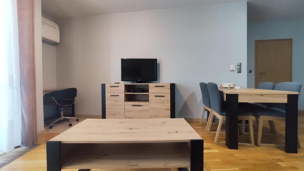 Televízia a/alebo spoločenská miestnosť v ubytovaní Szlak 50 by Homeprime