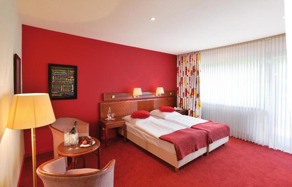 Postel nebo postele na pokoji v ubytování Sauerland Alpin Hotel