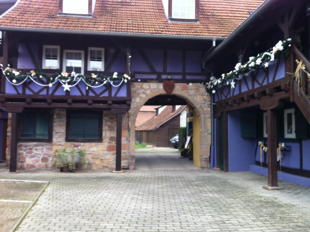 einen Eingang zu einem alten Gebäude mit Torbogen in der Unterkunft Gîte chez Jeanne in Ebersheim