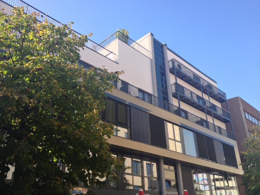 ein Bürogebäude mit einer Treppe darüber in der Unterkunft Boardinghouse Offenbach Service Apartments in Offenbach