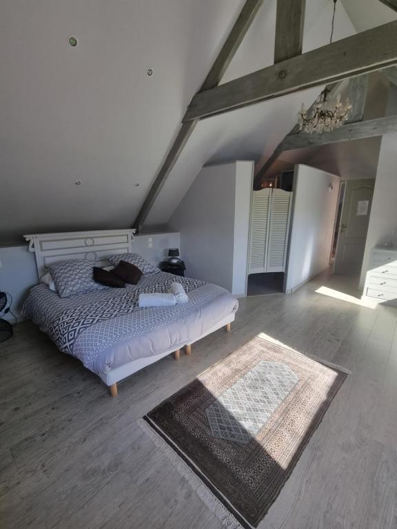 Postel nebo postele na pokoji v ubytování Chambre Chagall - Closeries du Golfe