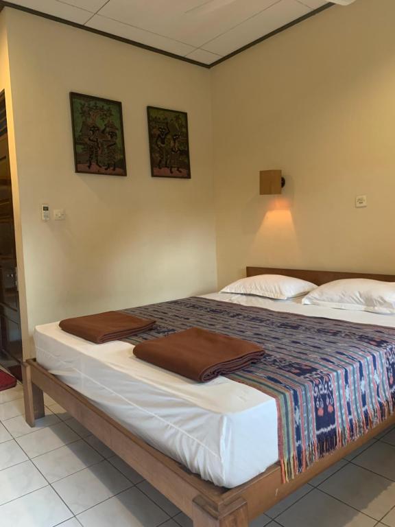 Letto o letti in una camera di Prambanan Guesthouse