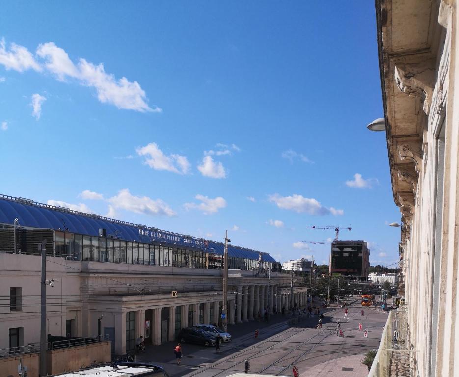 Blick auf ein Gebäude mit Zug in der Unterkunft Appartement Montpellier Comédie Gare St Roch in Montpellier