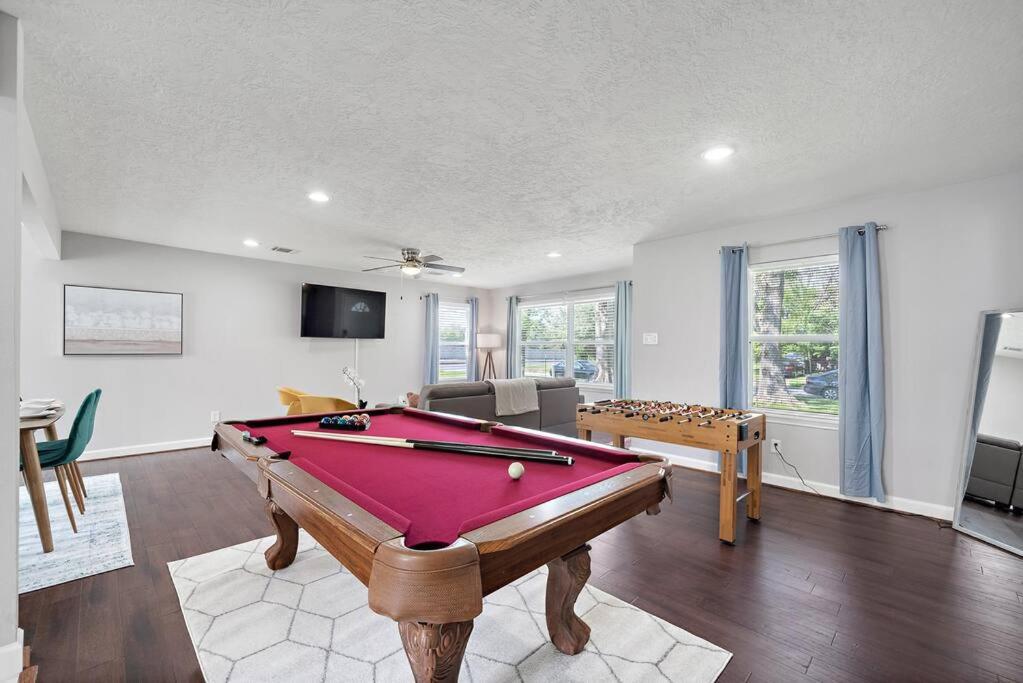 a living room with a pool table in it at Pool Escape Nr Med Center, Galleria, Nrg Games in Houston