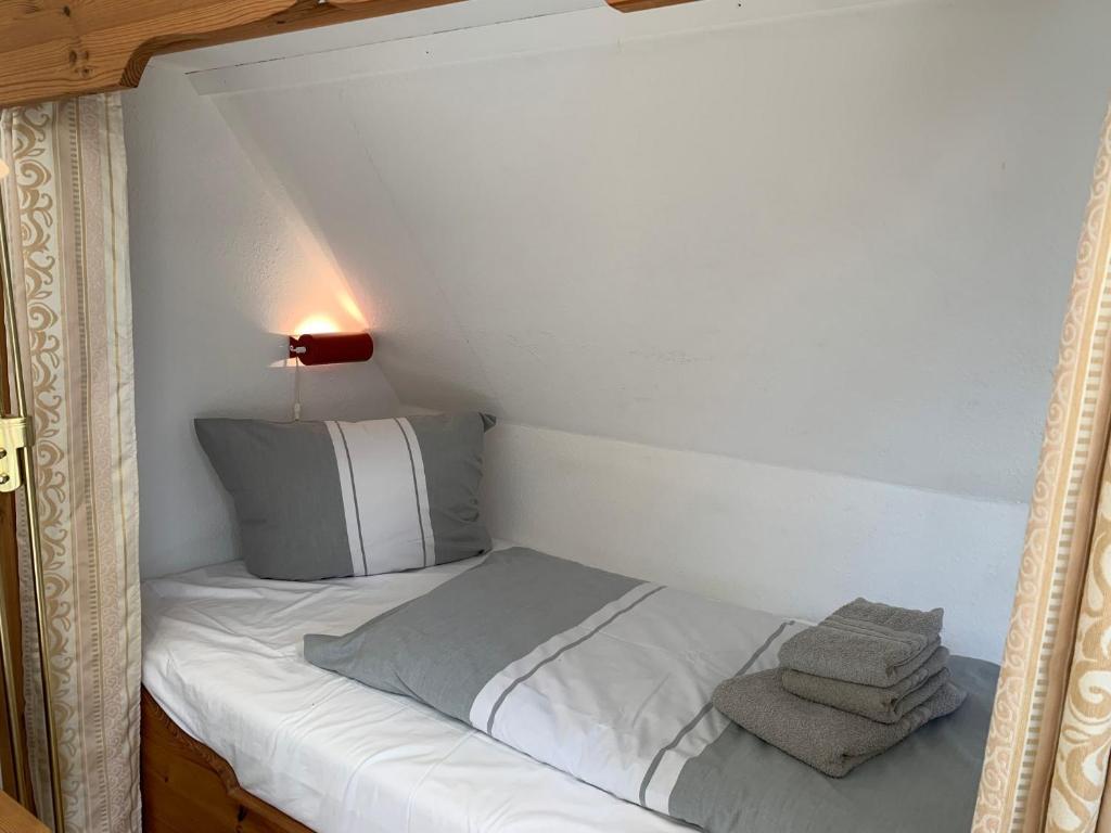 Postel nebo postele na pokoji v ubytování Ferienwohnung "Neptun" im Haus Tjark