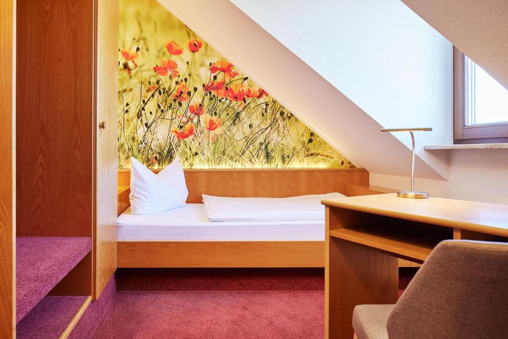 Postel nebo postele na pokoji v ubytování Hotel garni Sonnenhof