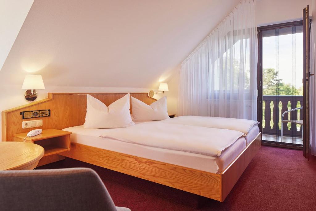 Postel nebo postele na pokoji v ubytování Hotel garni Sonnenhof