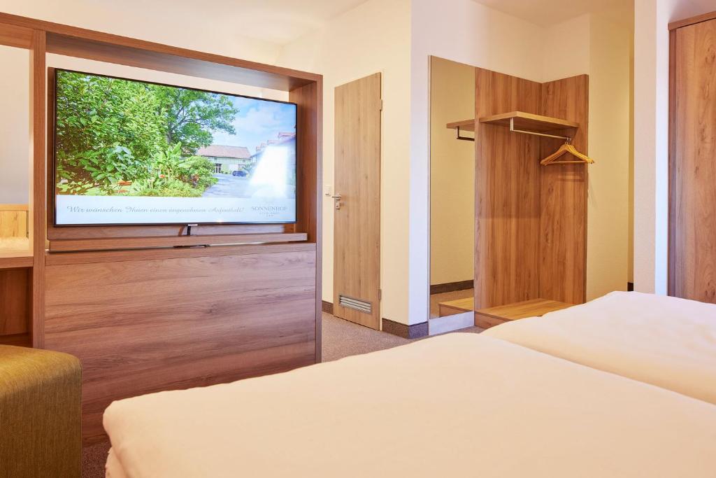 Postel nebo postele na pokoji v ubytování Hotel garni Sonnenhof