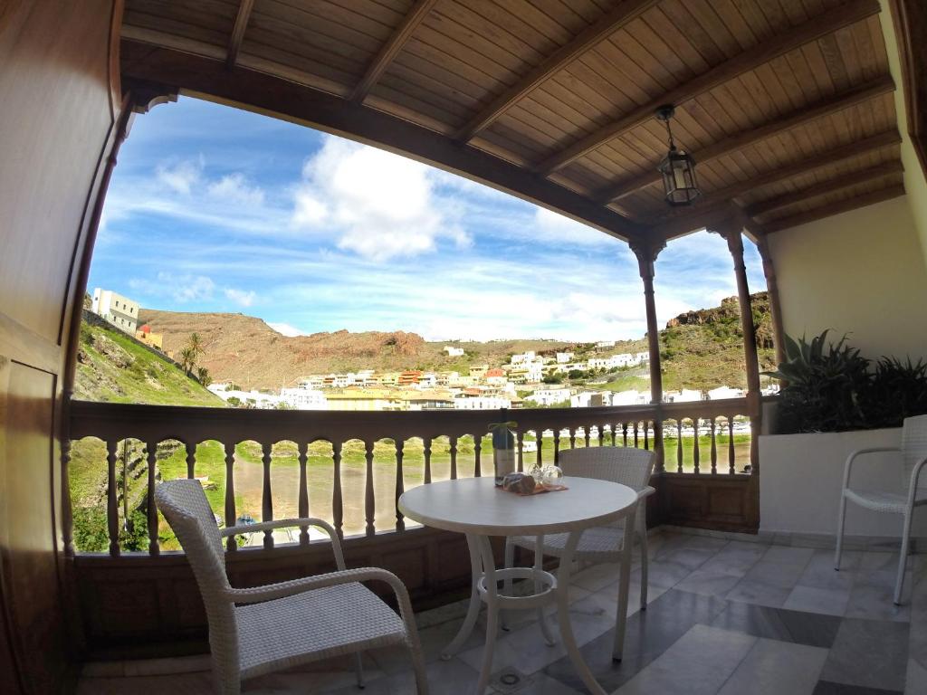 a balcony with a table and chairs and a view at Apartamentos Tapahuga in Playa de Santiago