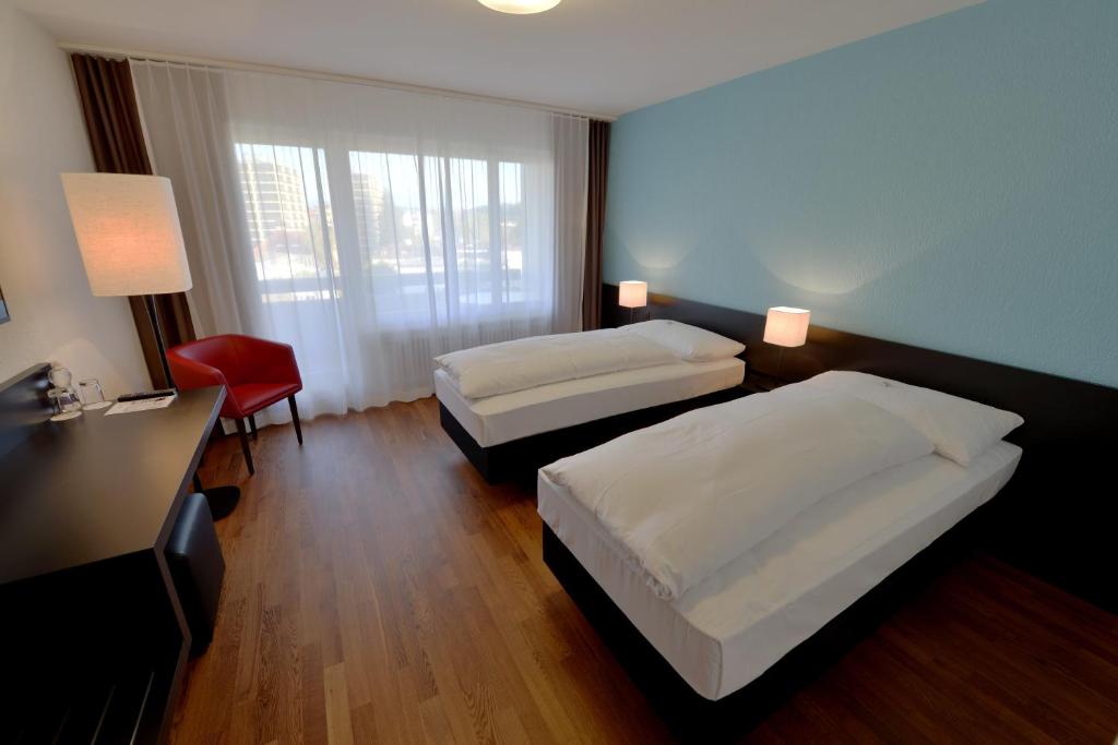 Postel nebo postele na pokoji v ubytování HOTEL illuster - Urban & Local