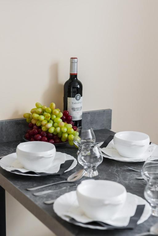 Nápoje v ubytovaní Kosińskiego Apartment Poznań by Noclegi Renters