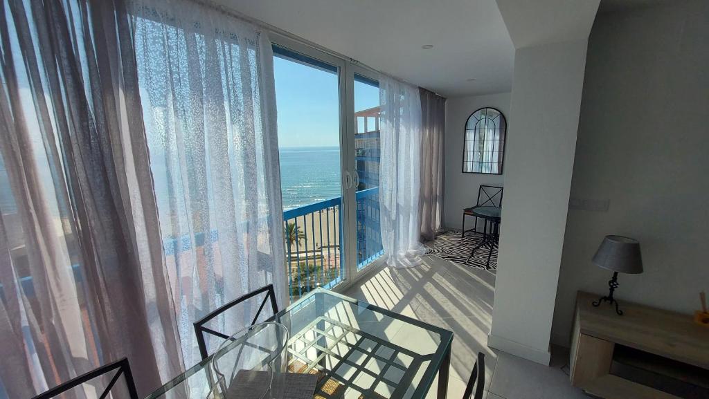a room with a balcony with a view of the ocean at Exclusif Appartement en 1er Ligne, Vue Imprenable, Piscine, Parking Privé à Playa Mucha Vista, Alicante in El Campello