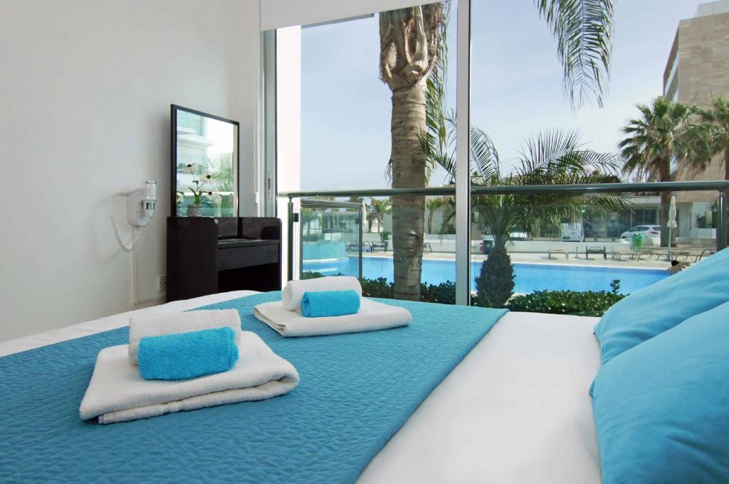 Bazén v ubytování DIANA - Coralli Beachfront Apartment nebo v jeho okolí